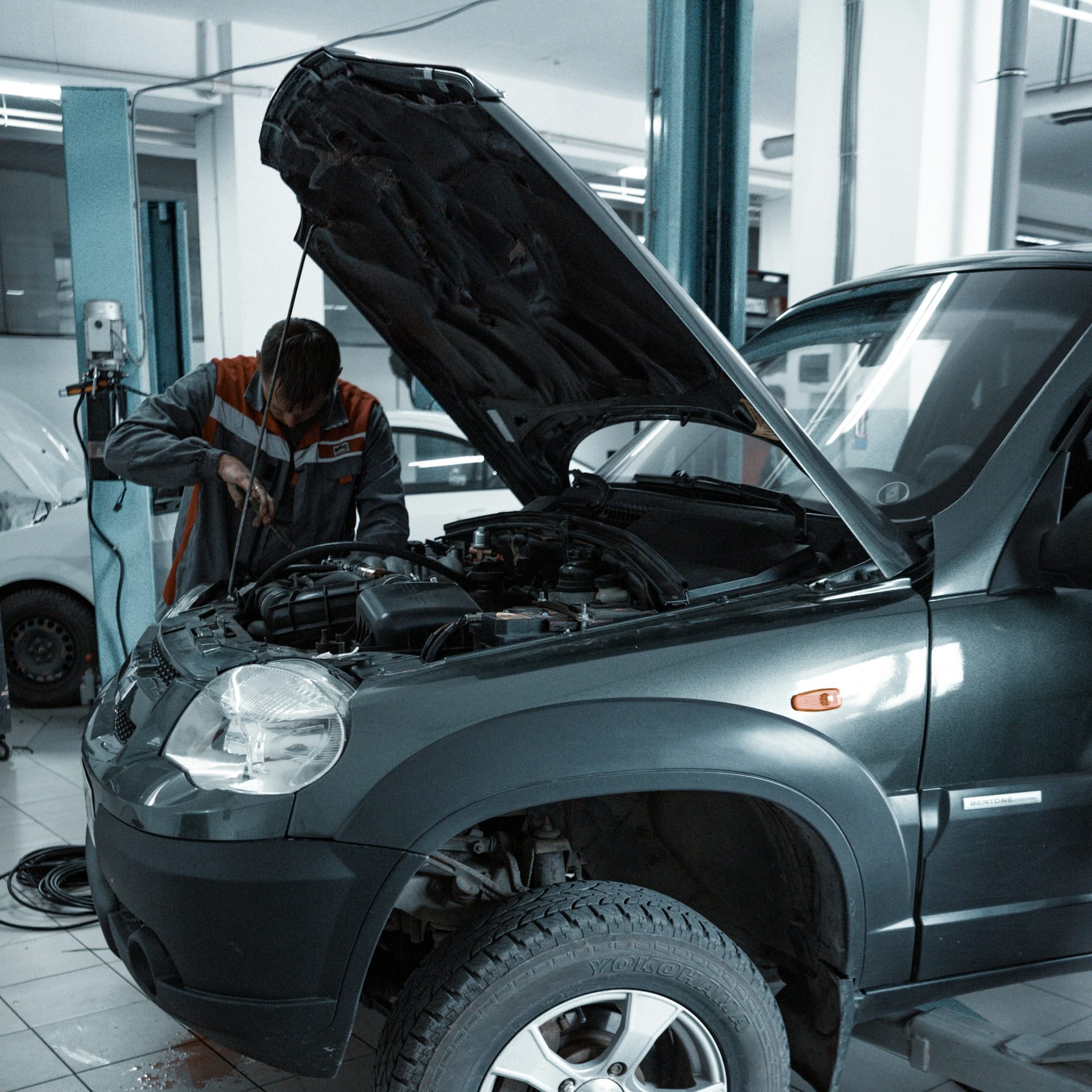 Mecánico revisando el motor de un vehículo en el taller