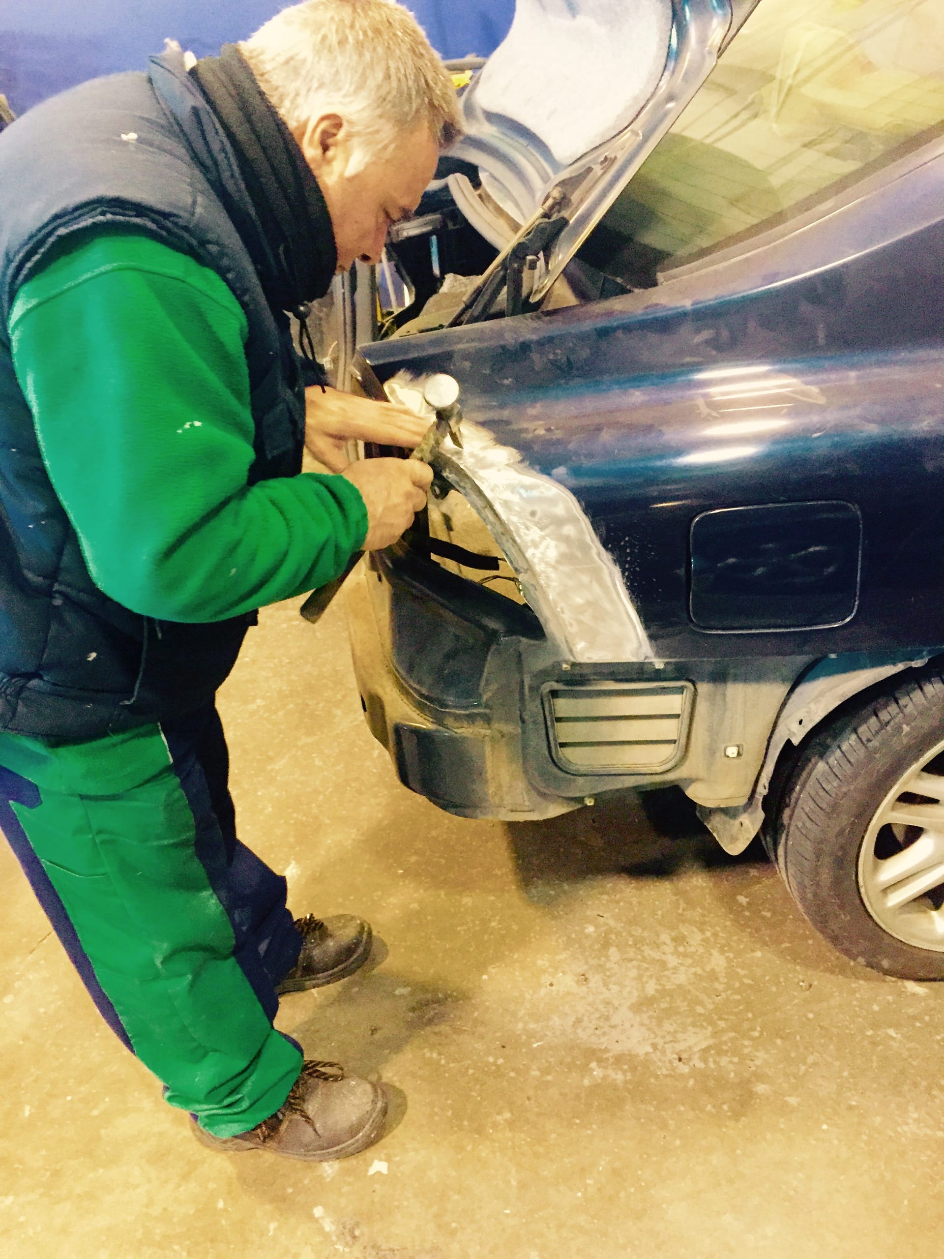 Especialista de Talleres Montesano reparando la carrocería de un vehículo